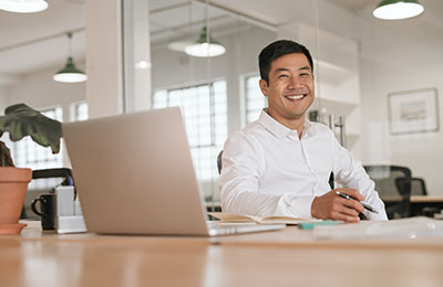 Man watching Kaplan Schweser's videos on desktop